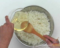 Рецепт риса для суши: Влить заправку в рис. Аккуратно перемешать.