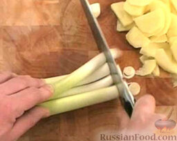 Вишисуаз (французский суп): Лук порей нарезать сравнительно маленькими кусочками.