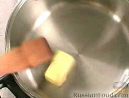 Вишисуаз (французский суп): В кастрюльке растопить сливочное масло.