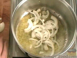 Вишисуаз (французский суп): Выложить репчатый лук, перемешать.