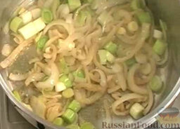 Вишисуаз (французский суп): Добавить лук-порей. Перемешать и слегка обжарить (до прозрачности).