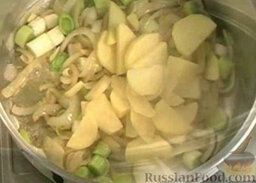 Вишисуаз (французский суп): Добавить картофель. Перемешать.