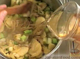 Вишисуаз (французский суп): Влить бульон так, чтобы он полностью покрыл овощи. Тушить, пока картофель не станет мягким. Посолить.