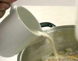 Вишисуаз (французский суп): Измельчить смесь блендером, при этом добавляя молоко (суп не должен стать слишком жидким). Охладить.