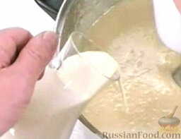 Вишисуаз (французский суп): Влить сливки (до желаемой степени густоты) и снова перемешать блендером.