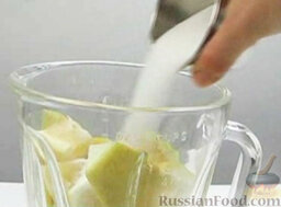 Лимонад: Переложить нарезанные лимоны в блендер. Добавить сахар.