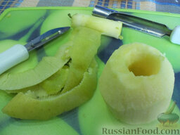 Апельсиново-яблочное желе: Яблоко очистите от кожуры и удалите сердцевину.