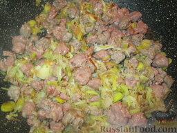 Лазанья с тыквой, пореем и колбасками: Измельченные домашнии колбаски добавить к порею и тоже обжарить.