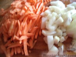 Простой суп гороховый  (постный): Очистить, помыть лук и морковь. Лук нарезать кубиками. Морковь нарезать тонкой соломкой или натереть на крупной терке.