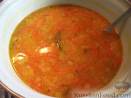 Простой суп гороховый  (постный): Добавить в суп зажарку, посолить, поперчить. Варить постный гороховый суп 5-7 минут.