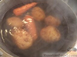 Салат "Кальмаровый": Как приготовить салат из кальмаров:    Помыть картофель и морковь. Выложить в казанок. Залить водой. Поставить казанок на огонь, довести до кипения. Варить на среднем огне до готовности овощей (около 20-25 минут). Воду слить. Охладить.