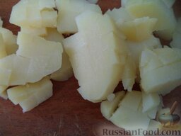 Салат "Кальмаровый": Картофель очистить, нарезать кубиками.