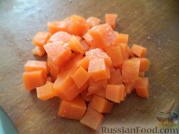 Салат "Кальмаровый": Морковь очистить, нарезать кубиками.