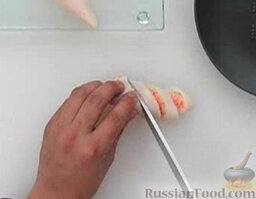 Фаршированный кальмар: Разрезать тушки кальмаров слегка наискосок кусочками толщиной 1,5 см. Переложить на тарелку.
