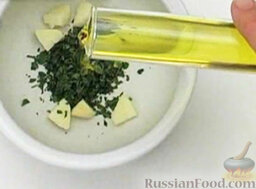 Суп из мидий: В ступке соедините чеснок и петрушку. Влейте масло.