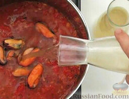 Суп из мидий: Влейте рыбный бульон. Готовьте суп с мидиями 10 минут.