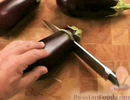Баклажановый паштет: Как приготовить паштет из баклажанов:    У баклажанов отрезать хвостики. Разрезать баклажаны вдоль на две части.