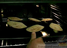 Баклажановый паштет: Выложить подготовленные баклажаны на противень кожурой вниз.Запекать 30 минут при температуре 225 градусов.