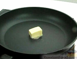 Ньокки с сыром тофу: На сковороде растопить  сливочное масло.