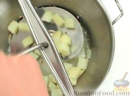 Ньокки с сыром тофу: Картофель тоже натереть на мелкой терке. Добавить к тофу и моркови.