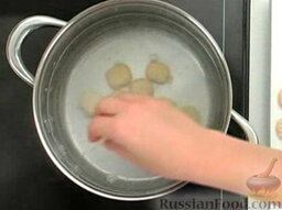 Ньокки с сыром тофу: В большой кастрюле вскипятить воду. Забросить ньокки в кипяток и варить, пока не всплывут.