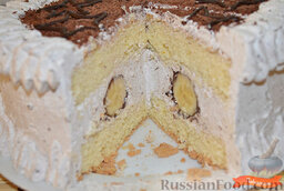 Бисквитный торт со сливочным кремом и бананами: Бисквитный торт со сливочным кремом и бананами в разрезе.