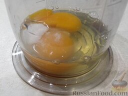 Тыквенная запеканка: В отдельную емкость вбейте яйца. Прибавьте сахар, соль, ванилин и взбейте блендером или миксером до образования пены.