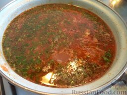 Суп "Харчо" со свежими помидорами: Добавить в суп чеснок, орехи, острый перец, хмели-сунели,  перец, лавровый лист, соль и зелень.  Варить суп 