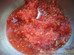 Суп "Харчо" со свежими помидорами: Вскипятить чайник. Помидоры помыть, залить кипятком на 2-3 минуты. Кипяток слить. Залить холодной водой на 2-3 минуты. Очистить от кожицы, натереть на терке.