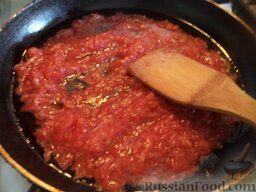 Суп "Харчо" со свежими помидорами: Разогреть сковороду, налить растительное масло. В горячее масло выложить помидоры. Тушить на среднем огне, помешивая, 3-5 минут.