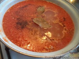 Суп "Харчо" со свежими помидорами: Добавить в кастрюлю тушеные помидоры. Тушить 10 минут.
