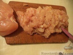 Куриные оладушки с плавленым сыром: Нарезать острым ножом небольшими кубиками.