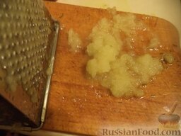 Куриные оладушки с плавленым сыром: Лук очистить, помыть и натереть на мелкой терке.