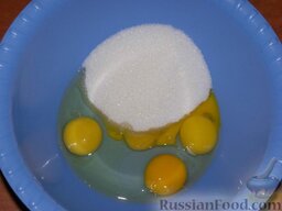 Пирог с творогом: 2 яйца и 2 желтка соединить с сахаром.  Взбивать миксером не меньше 5 минут до пышной массы.