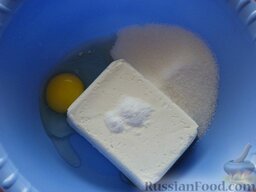 Пирог с творогом: Пока выпекается корж, можно заняться начинкой.    Пачку творога соединить с сахаром, яйцом и ванилином.  Хорошо растереть.