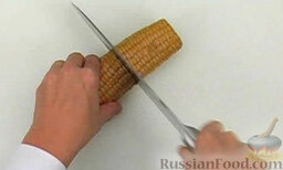Печеная кукуруза: Как приготовить печеную кукурузу в духовке:    Острым ножом разрезать початки кукурузы поперек на кружочки толщиной примерно 1,5 см.