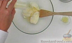 Печеный картофель с сыром: Сливочный сыр выложить в миску. Влить лимонный сок.