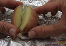 Печеный картофель с сыром: Готовые картофелины разрезать продольно не до конца.   Слегка раскрыть половинки картофеля.