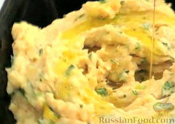 Хумус с зеленью: Выложить готовый хумус на тарелку и сбрызнуть оливковым маслом.