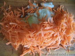 Тефтели домашние: Очистить, помыть лук и морковь. Лук нарезать кубиками, морковь натереть на крупной терке.