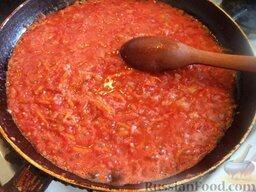 Тефтели домашние: Добавить тертые помидоры. Тушить, помешивая, около 5 минут. Посолить, поперчить.