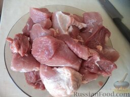 Тефтели домашние: Мясо помыть, порезать на порционные куски.