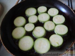 Пикантные кабачки на зиму: Разогреть сковороду, налить растительное масло (2-3 ст. ложки). В горячее масло выложить кабачки.