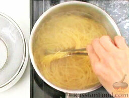 Сиракузские жареные макароны: Спагетти разломать на 3 части, опустить в кипяток. Перемешать. Варить до полуготовности.