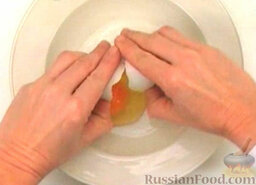 Сиракузские жареные макароны: В тарелку разбить яйцо. Посолить его и слегка взбить.