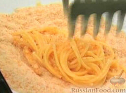 Сиракузские жареные макароны: Щипцами взять немного спагетти, обмакнуть их во взбитое яйцо. Затем обвалять в сухарях.