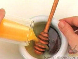 Сиракузские жареные макароны: В мед влить апельсиновый сок, перемешать.