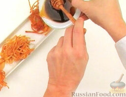 Сиракузские жареные макароны: Полить жареные макароны соусом.