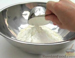 Булочки с ветчиной и сыром: Как приготовить булочки с ветчиной и сыром:    В миске соединить муку, соду и разрыхлитель. Добавить кукурузную муку. Смешать.