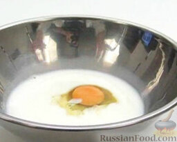 Булочки с ветчиной и сыром: В отдельную миску влить молоко. Добавить яйцо и масло. Взбить венчиком.